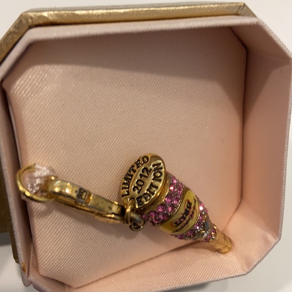 Limited Edition pink paved champagne bottle - Picture 3 of 4